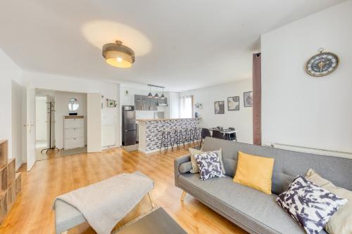 un salon avec un canapé et une table dans l'établissement Appartement Cosy & Moderne 2 chambres, à Saint-Denis
