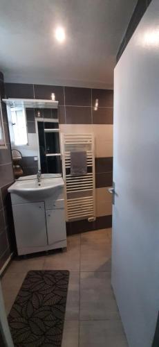 Kuchyň nebo kuchyňský kout v ubytování Maison 2 chambres