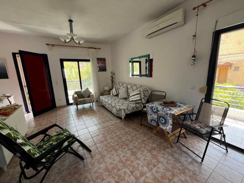 Sofia's house في بوسيدي: غرفة معيشة بها أريكة وطاولة