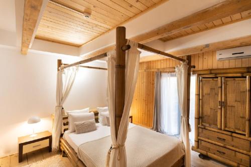 a bedroom with a bed with a wooden ceiling at Villa Pontica in Mamaia Sat/Năvodari