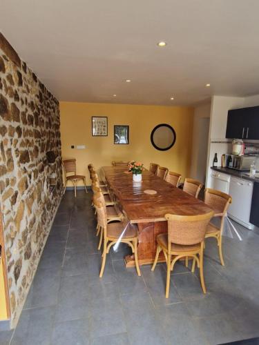 une salle à manger avec une grande table et des chaises en bois dans l'établissement Grande maison de vacances Les Champions, à Menetou-Râtel
