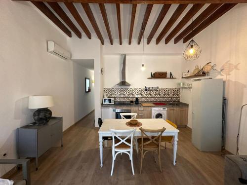 eine Küche mit Tisch und Stühlen in einem Zimmer in der Unterkunft Calle Mayor GAM in Alicante