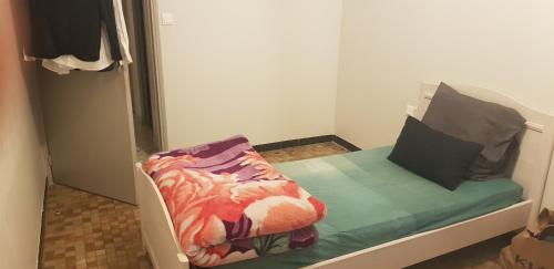 - une petite chambre avec un lit et un oreiller dans l'établissement Appartement f3 , 2 chambres, à Béziers