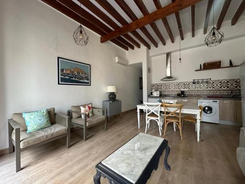 ein Wohnzimmer mit Sofa und Tisch in der Unterkunft Calle Mayor GAM in Alicante