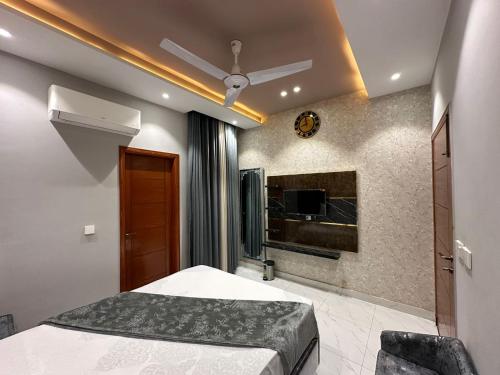 Postel nebo postele na pokoji v ubytování Multan Swiss Hotel