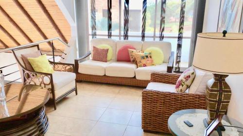 a living room with a couch and two chairs at Espectacular Casa de Descanso en Anapoima in Anapoima