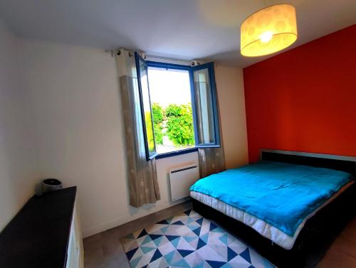 Postel nebo postele na pokoji v ubytování Maison Individuelle, proche de Paris, en face du parc de Loisirs Le Port Aux Cerises, ouvert aux esprits creatifs et sportifs - Jeux Olympiques