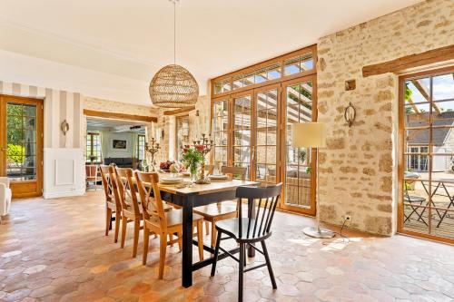 une salle à manger avec une table et des chaises dans l'établissement Elégante demeure avec piscine à 1h20 de Paris, à Estouy