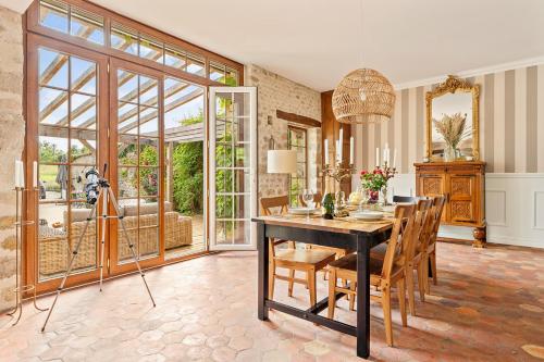 une salle à manger avec une table et des chaises dans l'établissement Elégante demeure avec piscine à 1h20 de Paris, à Estouy