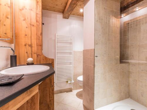 une salle de bain avec un lavabo et une douche dans l'établissement Chalet moderne avec grands espaces, garage et WIFI - FR-1-304-131, à La Clusaz