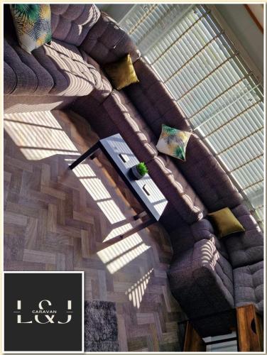 Una vista aérea de una habitación con un sofá y una ventana. en L&J Caravan Skegness, en Chapel St. Leonards