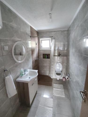 Ένα μπάνιο στο View of the city - Studio Apartment