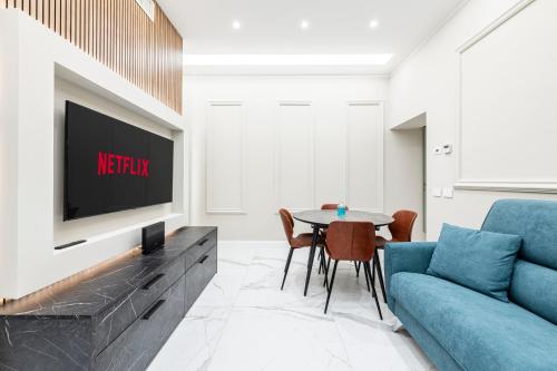 Una sala de estar con un sofá azul y una mesa. en [15 min-ponte vecchio] Suite FI, en Florencia