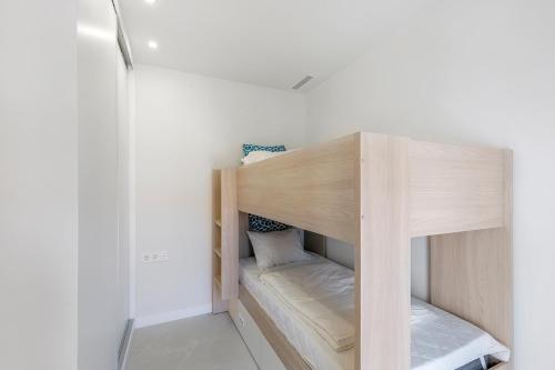 a bunk bed in a small room at Escápate a nuestra hermosa casa en Santiago de la Ribera in Santiago de la Ribera