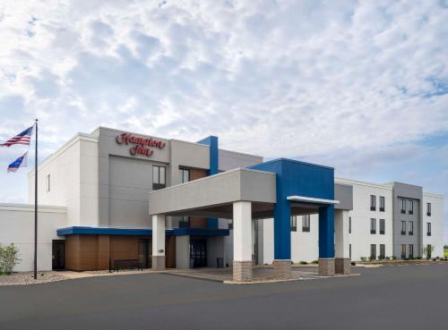 a building with a sign on the side of it at Hampton Inn Ottawa - Starved Rock Area in Ottawa