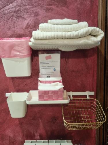 a shelf with towels and a rack of towels at Appunti di Viaggio Room & Breakfast in San Giorgio di Piano