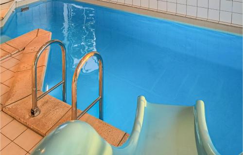 a swimming pool with a chair and a slide at Gaupe - Hytte 5 in Øvre Ramse