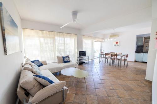 una sala de estar con un sofá y una mesa en Felicia Dream House, en Kamena Vourla
