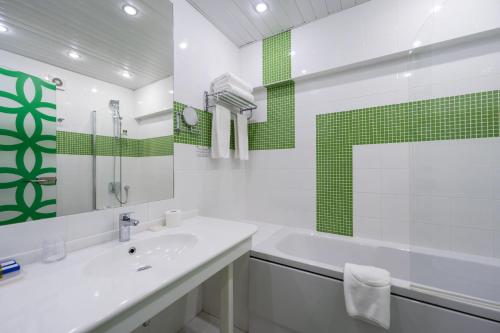 Bilik mandi di Hotel Kazzhol Almaty