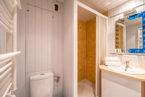 Koupelna v ubytování Ski In-Out - Heart of Val Thorens Warm-Hearted Apartment, WiFi 165