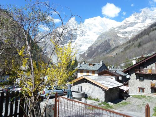 Fotografie z fotogalerie ubytování trilocale Entrèves CIR 117 v destinaci Courmayeur