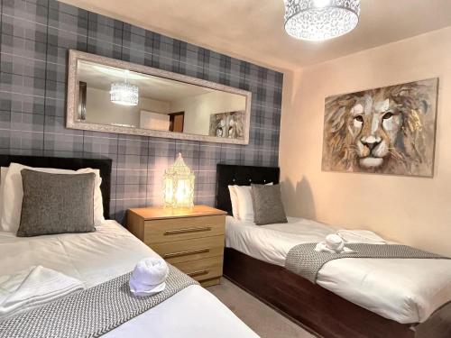 カーマーゼンにあるPrimrose 18 Hot Tub-Tenbyのベッドルーム1室(ベッド2台付)