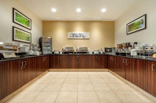 格兰福克Sleep Inn & Suites Grand Forks Near Alerus Center的房间里有柜台的咖啡店