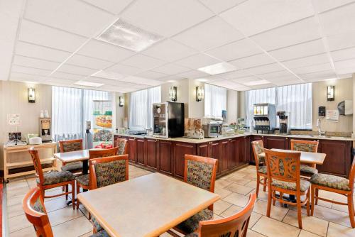 een restaurant met tafels en stoelen en een keuken bij Quality Inn Salem - I-81 in Salem