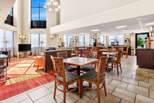 a restaurant with tables and chairs and a bar at Quality Inn Salem - I-81 in Salem