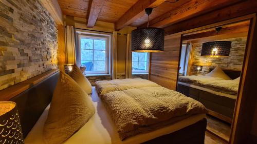 a bedroom with two beds and two lamps in it at Ferienwohnung An der alten Stadtmauer in Annaberg-Buchholz