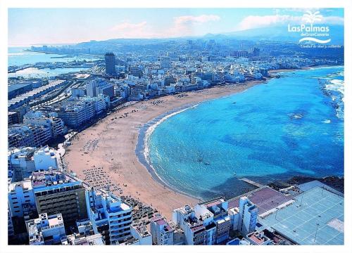 Luftaufnahme eines Strandes und des Meeres in der Unterkunft Luxury Apartments Las Canteras in Las Palmas de Gran Canaria