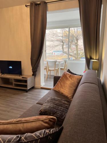 un salon avec un canapé et une grande fenêtre dans l'établissement Studio à 100m de la mer, au Cap d'Agde