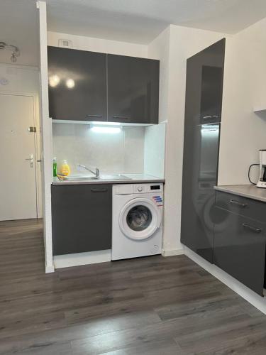 une cuisine avec un lave-linge et un lave-linge dans l'établissement Studio à 100m de la mer, au Cap d'Agde