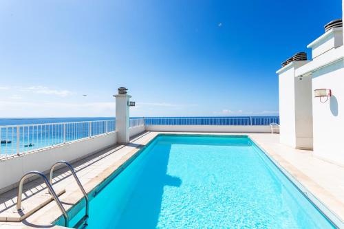 - une piscine sur un balcon avec l'océan en arrière-plan dans l'établissement Royal Luxembourg AP4397 By Riviera Holiday Homes, à Nice