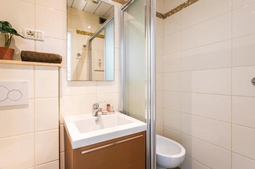 une salle de bain avec un lavabo et des toilettes dans l'établissement Royal Luxembourg AP4397 By Riviera Holiday Homes, à Nice