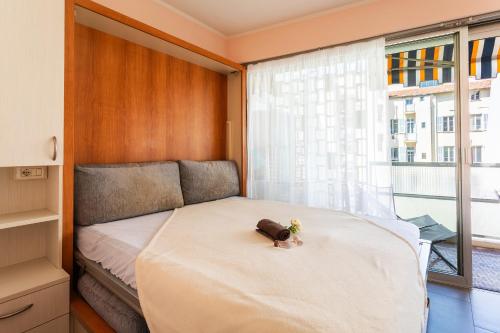 une petite chambre avec un lit et une fenêtre dans l'établissement Royal Luxembourg AP4397 By Riviera Holiday Homes, à Nice