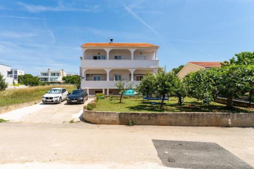 Geräumige Ferienwohnung im Erdgeschoss mit Meerblick vom privaten Balkon