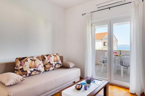 a living room with a couch and a table at Geräumige Ferienwohnung im Erdgeschoss mit Meerblick vom privaten Balkon in Kožino