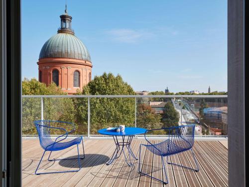 トゥールーズにあるAparthotel Adagio Original Toulouse Centre La Graveのバルコニー(テーブル、椅子付)