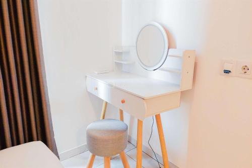 Fotografie z fotogalerie ubytování Simply and Nice Studio at Sky House Alam Sutera Apartment By Travelio v destinaci Tangerang