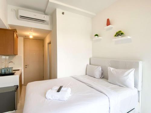 Postel nebo postele na pokoji v ubytování Best Choice Studio Apartment Tokyo Riverside PIK 2 By Travelio
