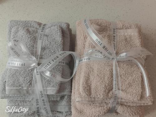 une paire de serviettes avec un ruban de mesure sur elles dans l'établissement Chevaleret-Paris, à Paris