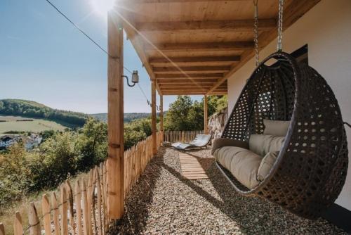 ヴァルデックにあるFerienhaus in Nieder-Werbe mit Großer Terrasseの眺めの良いパティオに吊るされたハンモック