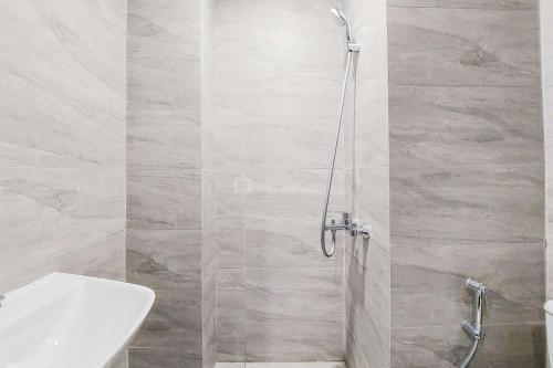 Ένα μπάνιο στο Good and Homey Studio at Collins Boulevard Apartment By Travelio