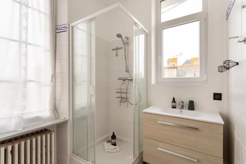 une salle de bain avec douche et lavabo dans l'établissement Villa le Moulin sans souci - Maison à Saint-Malo, à Saint-Malo