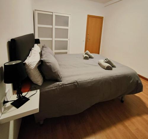 a bed in a room with a desk and a bed sidx sidx sidx at Apart Granollers Centre in Granollers