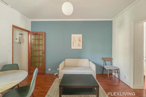 un salon avec un canapé et une table dans l'établissement Flexliving - room - Lindet, à Paris