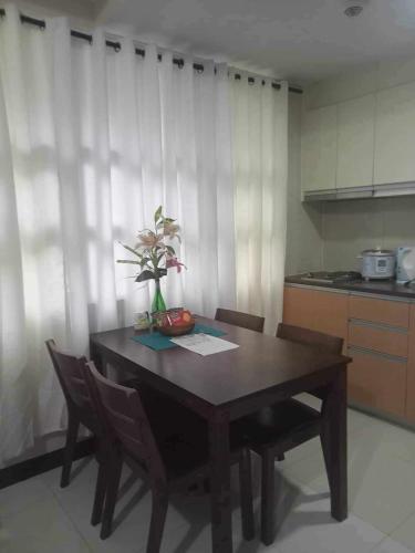 Kuchyň nebo kuchyňský kout v ubytování Affordable Staycation Near Terminal 3 Newport Boulevard