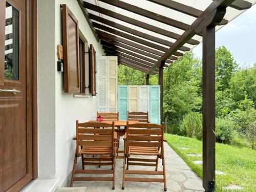 a patio with a table and chairs under a pergola at Kedros in Neokhórion