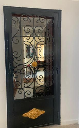 a black door with a mirror in a room at Adorable Apartamento a 8 Min del Aeropuerto de Casablanca,WiFi Ultra Rapido y Parking Gratis in Derroua